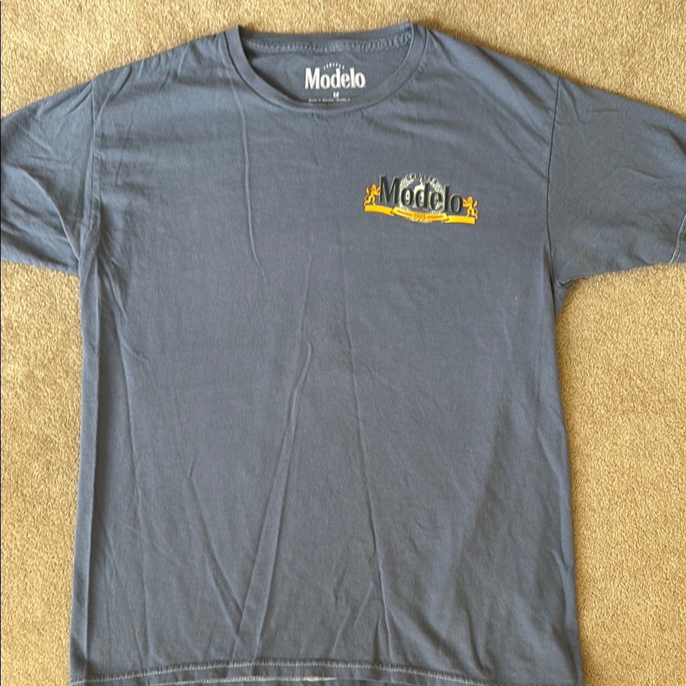 Modelo Gray T-Shirt